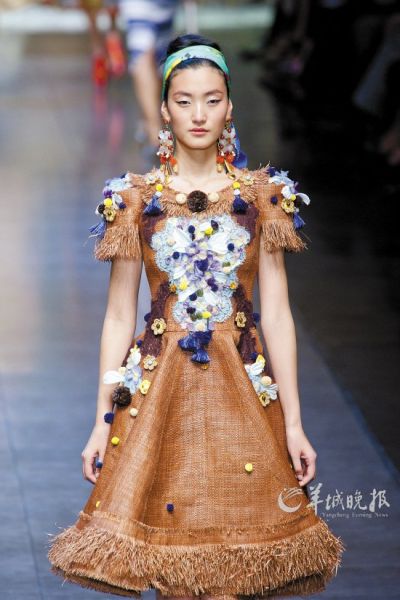 立體花的點綴讓設計充滿跳躍感,。（DOLCE &GABBANA）