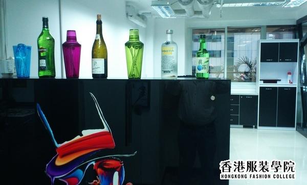 我院學員走進深圳美龍服裝公司參觀應聘