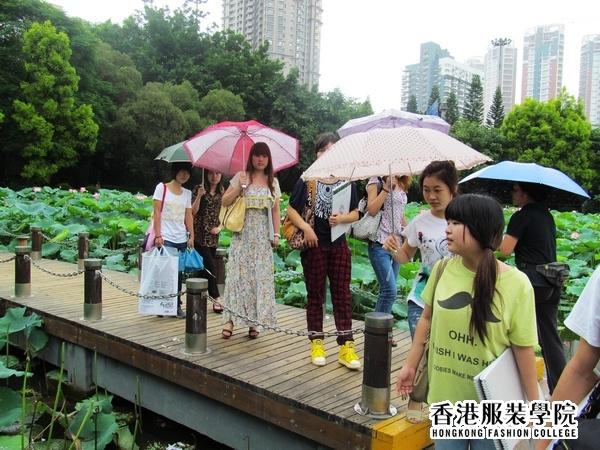 香港服裝學院服裝美術(shù)班學員來到洪湖公園寫生