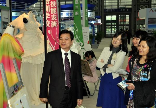 世界技能組織主席西蒙巴特利參觀深圳市服裝行業(yè)培訓(xùn)學(xué)校師生技能表演