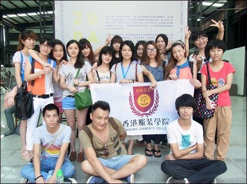 香港服裝學(xué)院廣東時(shí)尚學(xué)院組織學(xué)生參觀廣美畢業(yè)生作品展