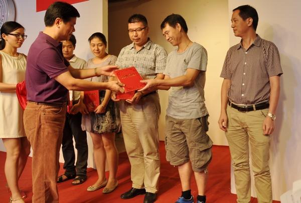 我院表彰獎(jiǎng)勵(lì)明寶2013香港服裝學(xué)院服裝設(shè)計(jì)大賽優(yōu)秀參賽師生