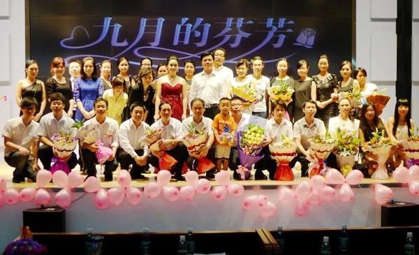 香港服裝學院恭祝全國人民2013中秋節(jié)快樂,！