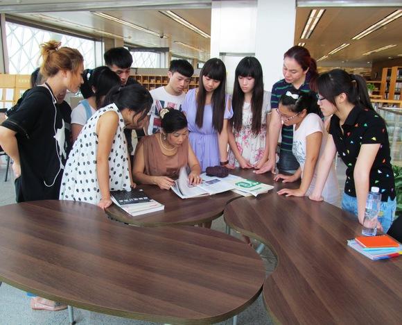 香港服裝學院學員課外閱覽服裝圖書開闊視野