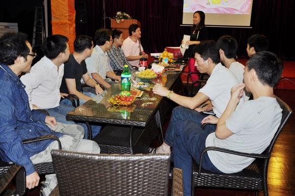 香港服裝學院為老師們集體過生日