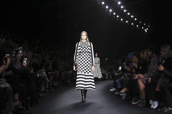 Valentino2015秋冬 拜占庭少女極簡(jiǎn)宮廷風(fēng)