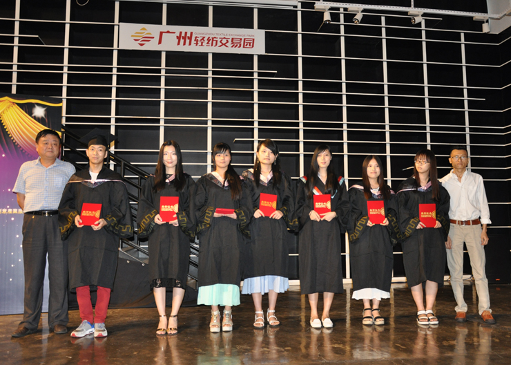 香港服裝學(xué)院院長(zhǎng)周世康為2015香港服裝學(xué)院“傾城”服裝設(shè)計(jì)大賽獲獎(jiǎng)作品指導(dǎo)老師頒發(fā)榮譽(yù)證書