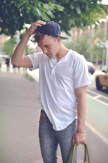 香港服裝學(xué)院訊，3個服裝搭配技巧教你拉高比例或這種