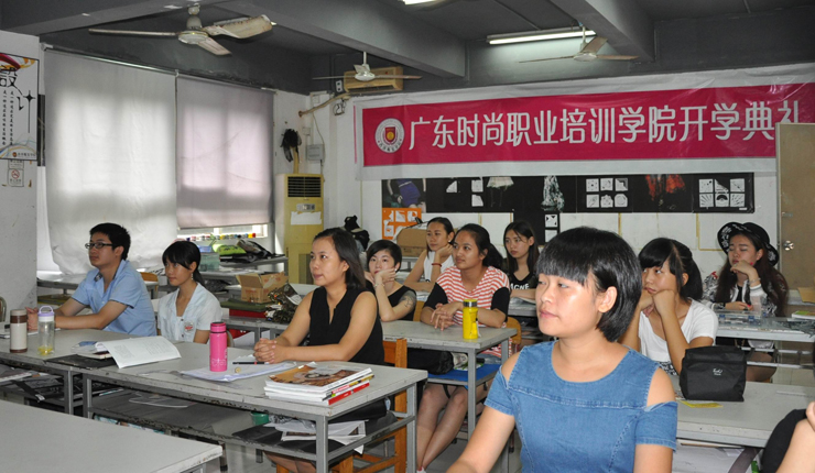 香港服裝學(xué)院廣東時(shí)尚學(xué)院舉行服裝設(shè)計(jì)專業(yè)新生開學(xué)典禮現(xiàn)場