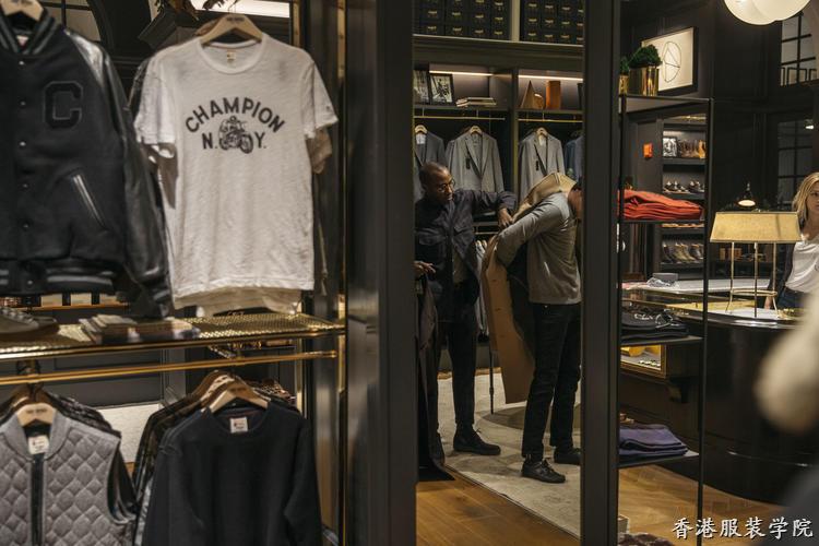 他開了個店,，想為喜歡時尚但不嘩眾取寵的男人服務一切