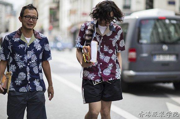 又一個(gè)流行趨勢(shì)回歸 大家請(qǐng)把花襯衫翻出來(lái)(圖2)