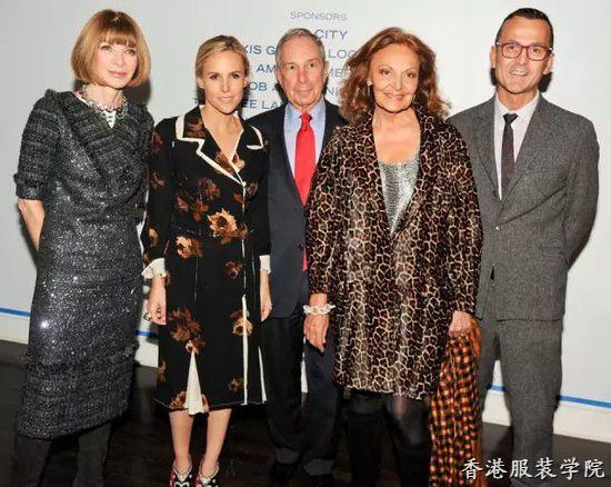 50歲,離過兩次婚,帶著三個(gè)娃,她卻娶了LV總裁!
