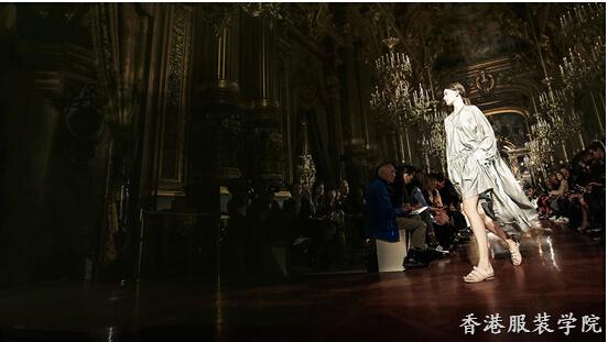 想對(duì)電商說愛不容易 奢侈品牌們還需繼續(xù)闖關(guān)