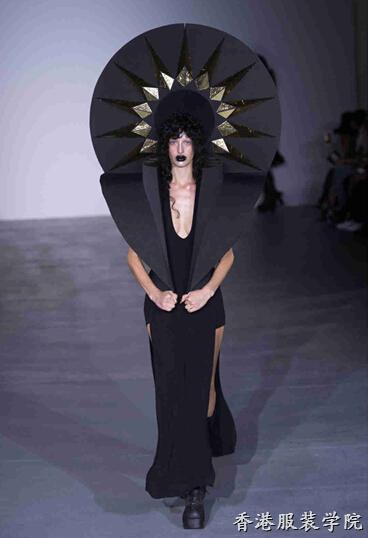 Gareth Pugh 2017春夏倫敦時裝秀的戲劇色彩