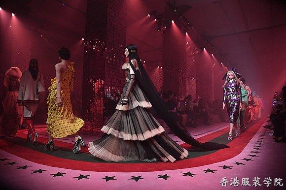 Gucci單獨(dú)女裝“告別秀”最新系列風(fēng)格仍然復(fù)古