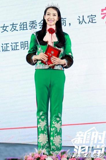 宋茜的綠色套裝配白色花紋很有民族風特點