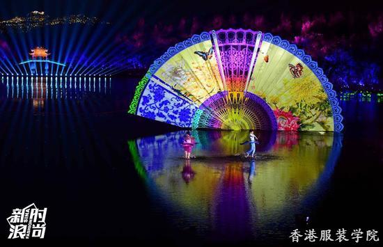 扇子上的黃色配藍色