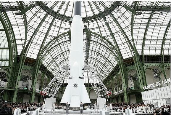 Chanel 2017秋冬巴黎時裝秀竟然造了一架火箭