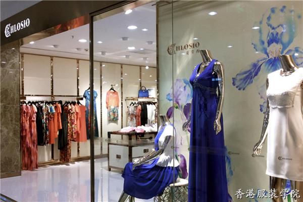 傳統(tǒng)的服飾零售業(yè)正面臨著門店租金高昂,、零售價格虛高、產(chǎn)品同質(zhì)化嚴(yán)重,、選擇范圍有限,、缺乏營銷創(chuàng)意等困境，加之電商迅猛發(fā)展對傳統(tǒng)服裝零售行業(yè)產(chǎn)生巨大沖擊,。     需求分化,，流量衰減、勢能式微,、增長乏力,，這是服裝行業(yè)老生常談的壁壘；消費升級,、時空升維,、基因進化、認知迭代,，這是服裝行業(yè)的新挑戰(zhàn),。對于大部分服裝品牌而言，如水逝去的2016年可謂喜憂參半,。令人欣喜的是在血雨腥風(fēng)的市場競爭中還能保持增長,，盡管增長幅度已經(jīng)明顯放緩；憂慮的是如何持續(xù)增長,，如何開采新的市場“金礦”,。  各抒高見品牌重塑，百家爭鳴生存邏輯   據(jù)中國服裝網(wǎng)記者了解,，3月29-30日,，主題為“品牌重塑：以人為本融合創(chuàng)新”的2017中國服裝論壇將在北京舉辦，國內(nèi)各大相關(guān)人士針對品牌重塑百家爭鳴?！拔覀円矣趯η?0年進行否定”,，歌力思董事長夏國新感慨頗深,，只有這樣“我們才能真正地再次揚帆起航”,，并將“揚帆起航”定為了今年年會的主題。     克勞西掌舵者韓志強對品牌重塑卻有不同看法,，重塑不是去建立一套跟過去沒有任何連接性和相同點的全新體系,，而是在已有基因上對其進行再完善。方所創(chuàng)始人毛繼鴻也直言DNA不能重塑,，“不能用別人的生存邏輯來替代你的生存邏輯，不能用別人的價值來替代你的價值”。毛繼鴻堅持服裝品牌的獨特性,，鶴立雞群是一種信仰,，“永遠會被其他的東西所左右，永遠會被不同的招數(shù)所左右”,。毛繼鴻對此作了一個形象的比喻,，品牌重塑無異于整容，而整容的本質(zhì)是不自信而采取的“曲線救國”套路,。  　 漢帛國際集團總裁高敏認為跟隨潮流是難以長久持續(xù),，并表示企業(yè)領(lǐng)導(dǎo)人自己控制事情的節(jié)奏才是重中之重。只要不斷發(fā)出積極的信念和能量,，自然就會形成自己的軌道在宇宙當(dāng)中運行,。此番高見，權(quán)當(dāng)是高敏對吸引力法則的合理運用了,?！耙坏┠阄℅DP論、唯數(shù)字論,，就肯定會打亂產(chǎn)品的節(jié)奏”,。欣賀總裁羅永暉認為服裝產(chǎn)業(yè)“不是流水線”，直言不希望做成快餐文化,，“而是做成一個有文化內(nèi)涵的品牌文化”,。         對于服裝品牌建設(shè)，各服裝品牌精英各抒高見,，然而據(jù)行業(yè)專家表示,，服裝品牌需要加倍專注品牌建設(shè)，建立差異化且清晰,、強勢的品牌價值,，才能從競爭之中突出重圍。  跟不上時代的魔鬼步伐，品牌“老齡化”在劫難逃      時代不同,，其文化分層與潮流走向當(dāng)然也不同,，服裝品牌如果意為故步自封，忽視新時代下消費者多元化的精神訴求,，那么品牌“老齡化”在劫難逃,，而選擇盲目變革，品牌建設(shè)或?qū)㈦U象環(huán)生也說不定,。有情懷的企業(yè)追求“百年企業(yè)”無可厚非,，只可惜往往事與愿違，理想的極度豐腴,，并豐滿不了赤裸的現(xiàn)實,。如何既能繼承品牌核心價值又能持續(xù)創(chuàng)造新鮮感，才是服裝品牌應(yīng)當(dāng)深謀遠慮的問題,。   據(jù)中國紡織工業(yè)聯(lián)合會會長,、中國服裝協(xié)會會長孫瑞透分析，服裝產(chǎn)業(yè)目前正面臨與社會的關(guān)系,、與環(huán)境的關(guān)系,、與消費的關(guān)系的三大關(guān)系，積極應(yīng)對三大關(guān)系,，當(dāng)將傳統(tǒng)產(chǎn)業(yè)或勞動密集型產(chǎn)業(yè)向科技產(chǎn)業(yè),、綠色產(chǎn)業(yè)、時尚產(chǎn)業(yè)轉(zhuǎn)變,，跨界融合與價值共生是其轉(zhuǎn)型的共性,。  據(jù)業(yè)內(nèi)人士預(yù)期，2018-2019年,，服裝行業(yè)將出現(xiàn)消費迅速下滑,，且國際品牌、網(wǎng)絡(luò)平臺以及新型消費渠道的多維度競爭仍將繼續(xù)存在,，并對傳統(tǒng)零售店壓力不減,。而中國服裝消費空間依然巨大，本土服裝市場產(chǎn)品品系仍保持著向細分化,、精細化的發(fā)展,。因此，定位清晰的產(chǎn)品,，能進行產(chǎn)品創(chuàng)新和產(chǎn)品差異化經(jīng)營的服裝企業(yè)將具備良好的市場競爭力,。  七匹狼新玩法，智能終端多層面優(yōu)化消費體驗   近幾年,，國內(nèi)尤其是一,、二線城市的購物環(huán)境已發(fā)生了巨大的變化,，集購物、休閑,、娛樂,、飲食為一體的“一站式服務(wù)”購物中心成為主流的消費場所，對于服裝品牌的主要消費群體來說,，步行街,、百貨商場等購物方式逐步被淘汰，而擁有睿智先見的服裝品牌立即打破傳統(tǒng),。據(jù)中國服裝網(wǎng)記者了解,，七匹狼“概念體驗生活館”，消費者購物體驗升級體現(xiàn)得最為淋漓盡致,，進店顧客不但可以隨意挑選衣服和各類配飾，還能進行服裝的高級定制,，此外書籍,、輕餐飲、藝術(shù)品及展演活動等需求都可以得到滿足,。   小寶機器人作為七匹狼新近引進的智能終端,，不僅能唱歌跳舞活躍氛圍，還能同顧客進行四川話,、東北話等方言對話和互動,，為顧客增添購物樂趣，也成為陪同家長進入門店的小朋友們的新玩伴,。虛擬試衣室墨鏡的引入,，只要站在魔鏡的屏幕前，就可以看到所選衣服的穿著效果,，魔鏡還能提供互動游戲,、最新的時尚視頻和雜志，給顧客,。七匹狼的新玩法,，可見其在多層面優(yōu)化顧客消費體驗上所下的功夫。  據(jù)七匹狼董事長周少雄透露,，七匹狼除了對線下零售空間的新零售進行創(chuàng)新式探索,，并推出了官方商城(www.septwolves.cn)線上購物平臺，此平臺的打造,，為的是讓消費者無需出門便能購買所有線下專賣店的同款產(chǎn)品,。不得不承認，七匹狼的眼界相對開闊,，不拘泥于為保實體零售店鋪競爭力,，線上多專售過時過季產(chǎn)品,。七匹狼還將大數(shù)據(jù)運用到消費體驗上來，新搭建的CRM體系,，通過對顧客全方位的時尚消費進行深入的大數(shù)據(jù)分析,，進而第一時間滿足消費者的消費需求。       因此,，轉(zhuǎn)型創(chuàng)新對于服裝品牌而言,，沖破認知邊界，厲兵秣馬備戰(zhàn)2017,，才能厚積薄發(fā),。樹立事物的整體觀，重新審視個體的邊界與閾值,，重建新的連接,、重構(gòu)新的邏輯成為新的商業(yè)奧義。