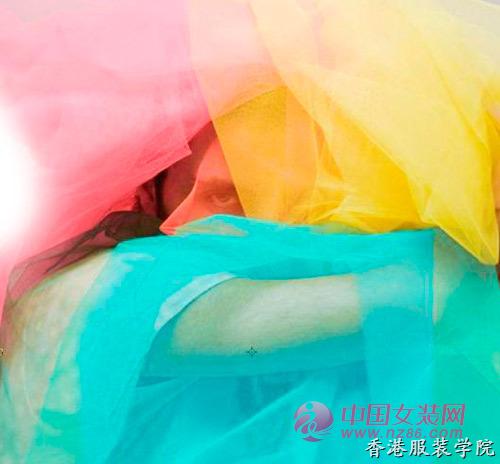 2018春夏女裝最權(quán)威流行色彩趨勢 (圖7)