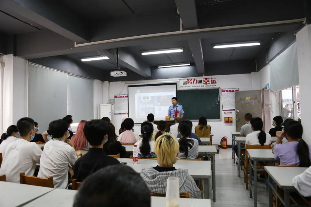 香港服裝學(xué)院廣東時(shí)尚學(xué)院舉行消防知識培訓(xùn)暨演練